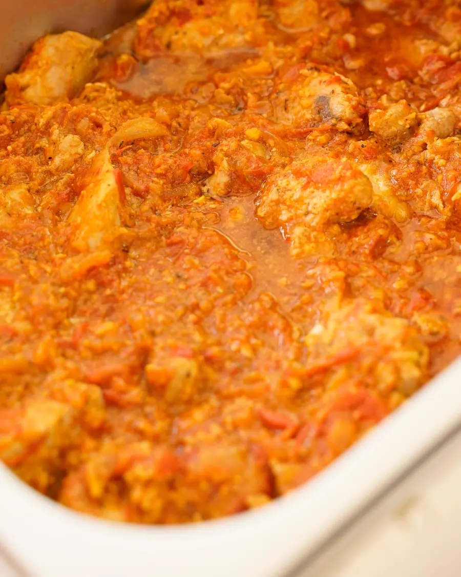 Un plat en sauce tomate dans son bac, au comptoir du restaurant