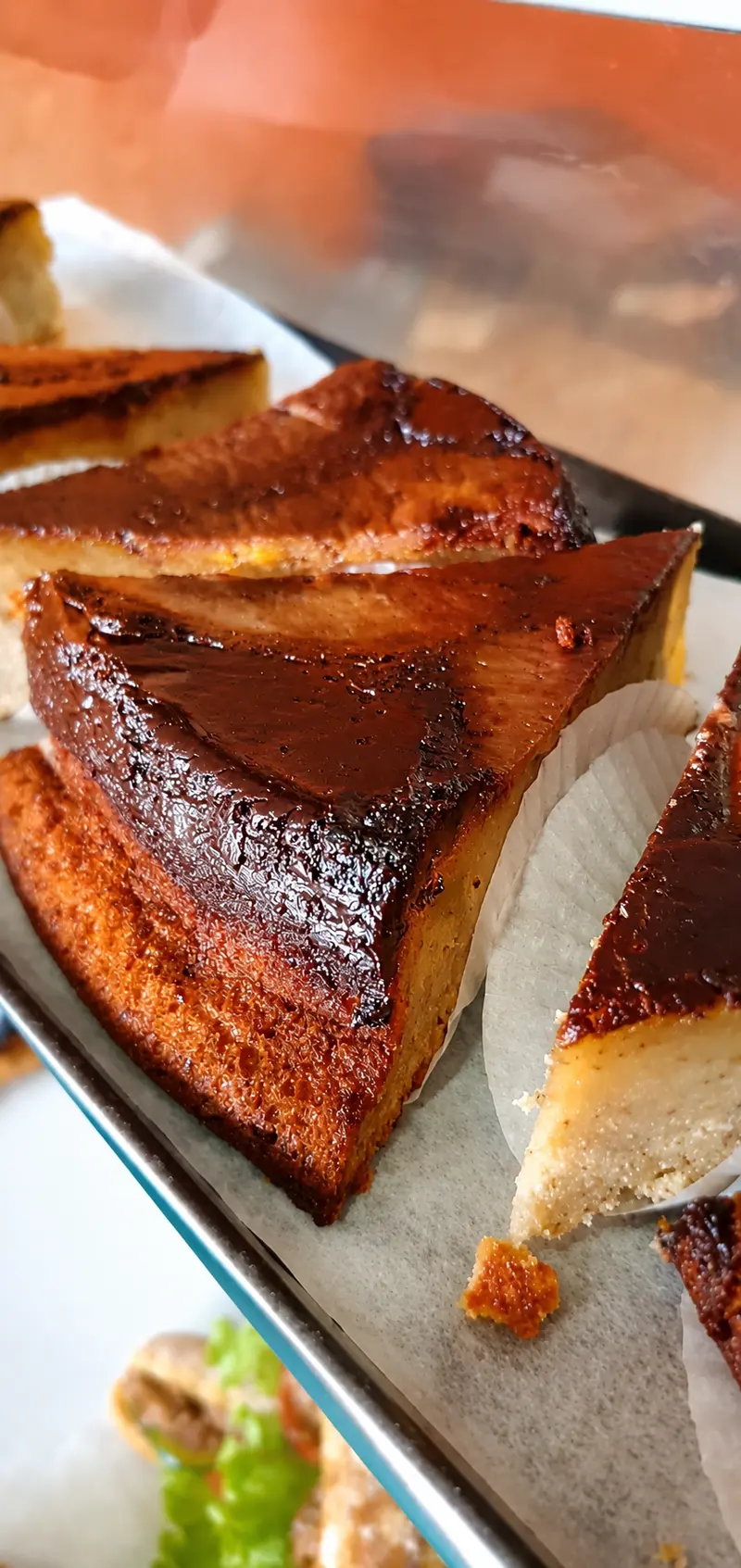 Des parts de gâteau caramélisé