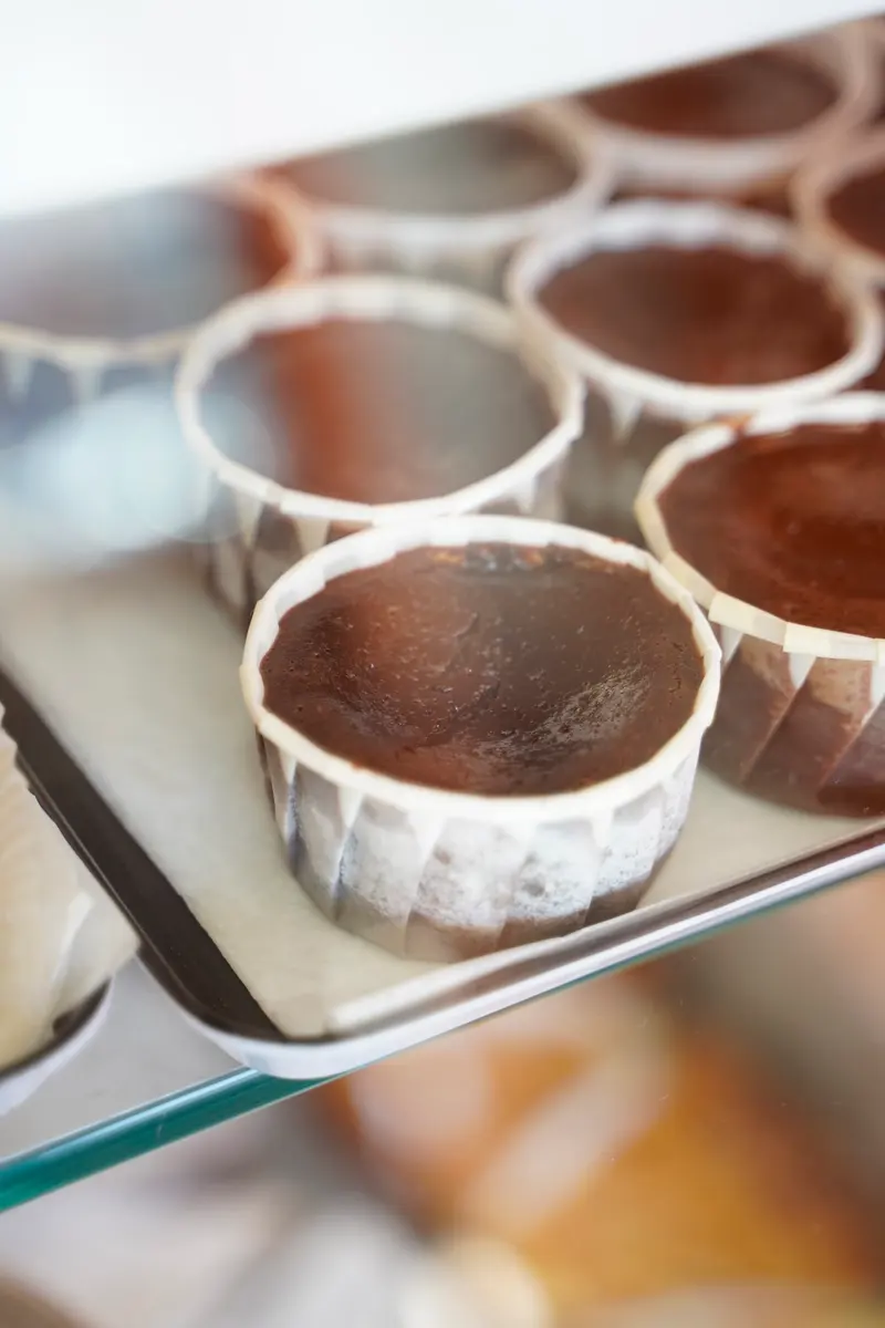 Des fondants au chocolat dans leurs caissettes