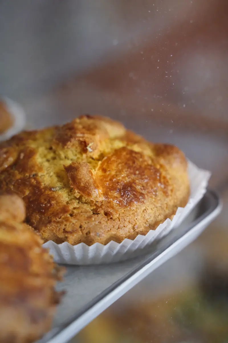 Un gâteau doré dans sa caissette