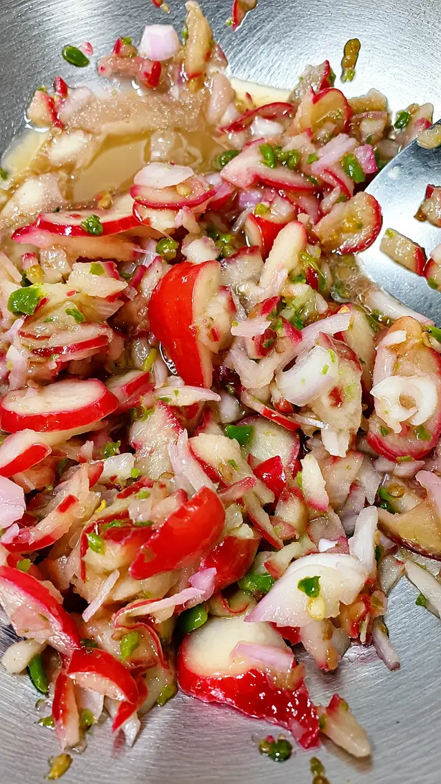 Radis, tomates et piment coupés en salade